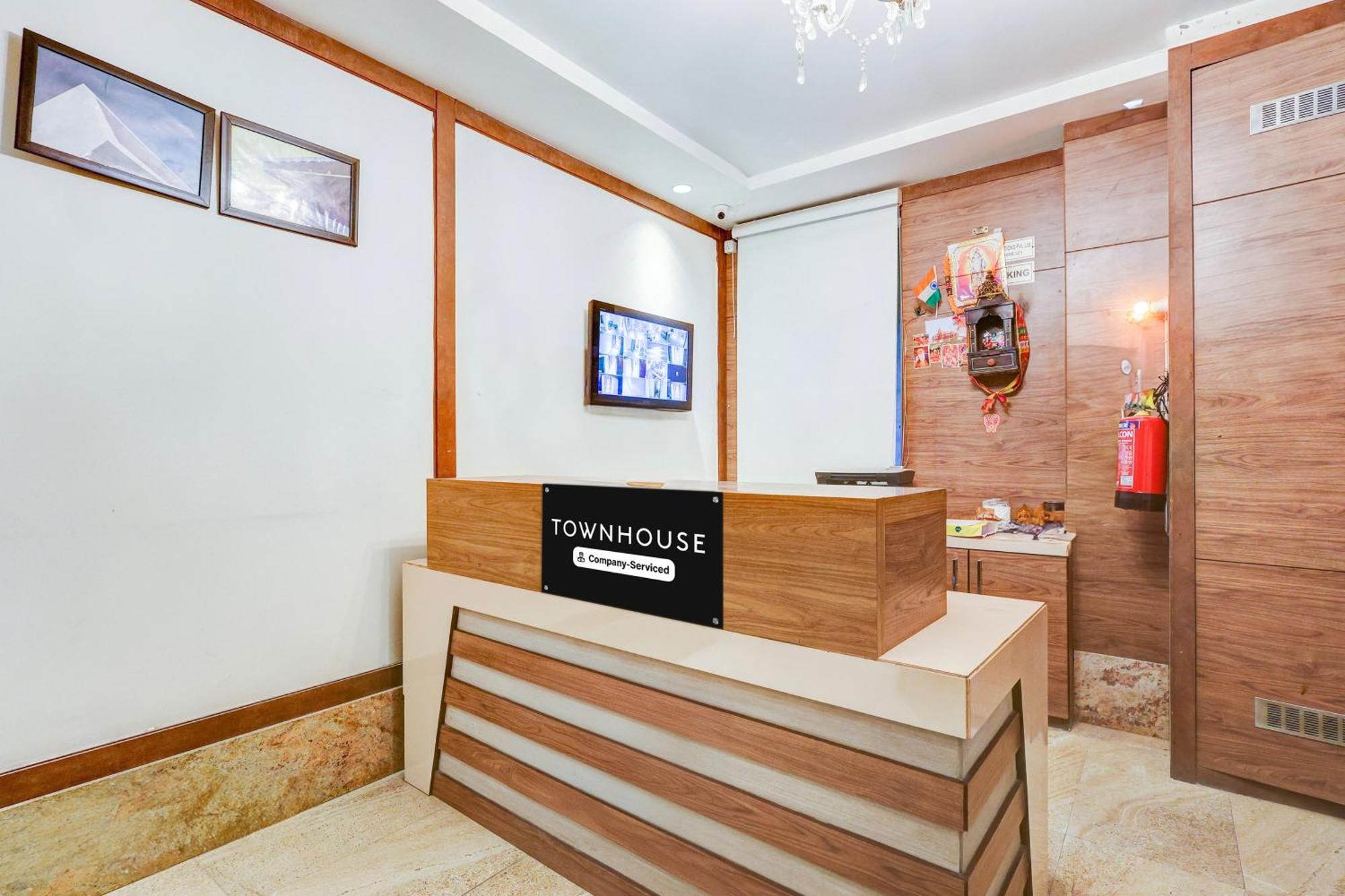 Super Townhouse Chhatarpur Near Metro Park Új-Delhi Kültér fotó
