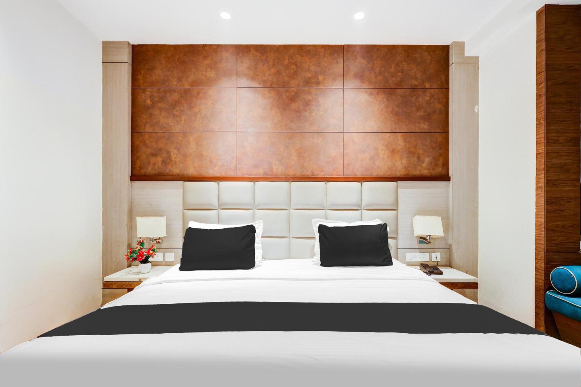 Super Townhouse Chhatarpur Near Metro Park Új-Delhi Kültér fotó