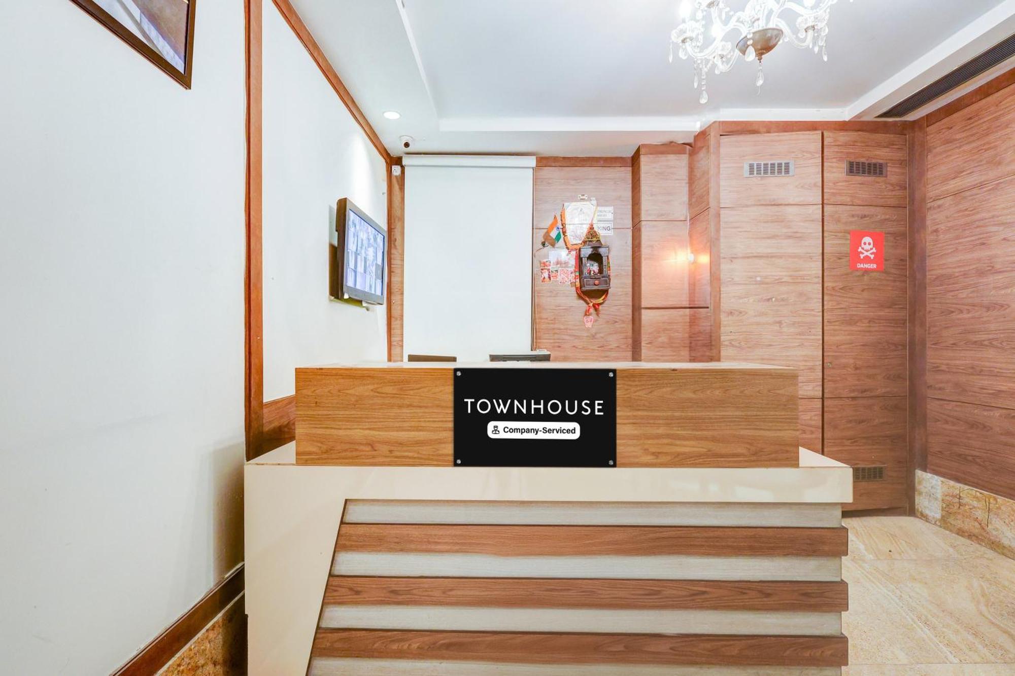 Super Townhouse Chhatarpur Near Metro Park Új-Delhi Kültér fotó