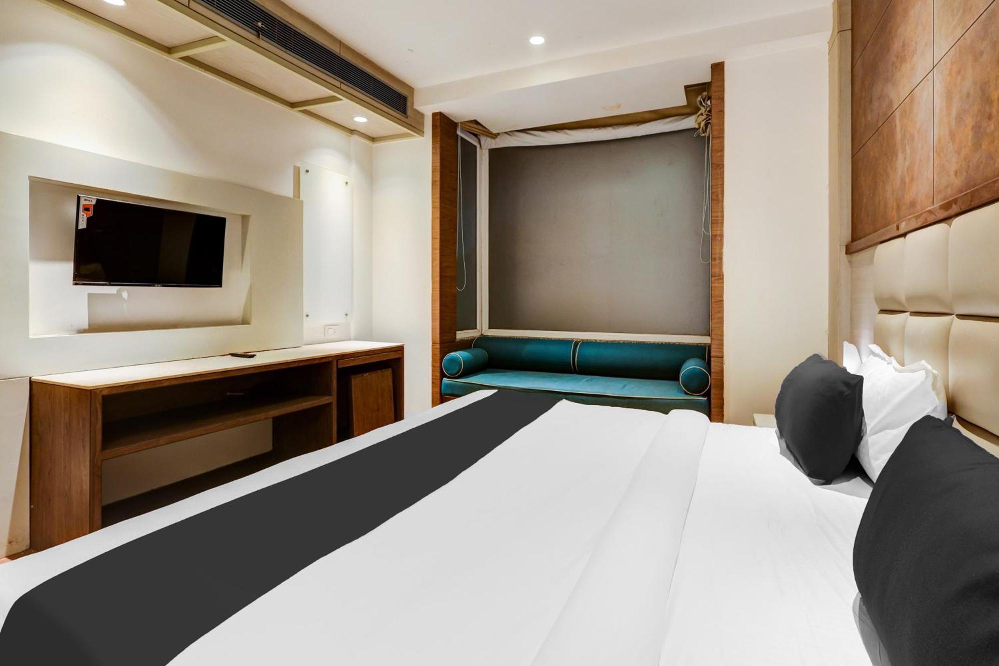 Super Townhouse Chhatarpur Near Metro Park Új-Delhi Kültér fotó