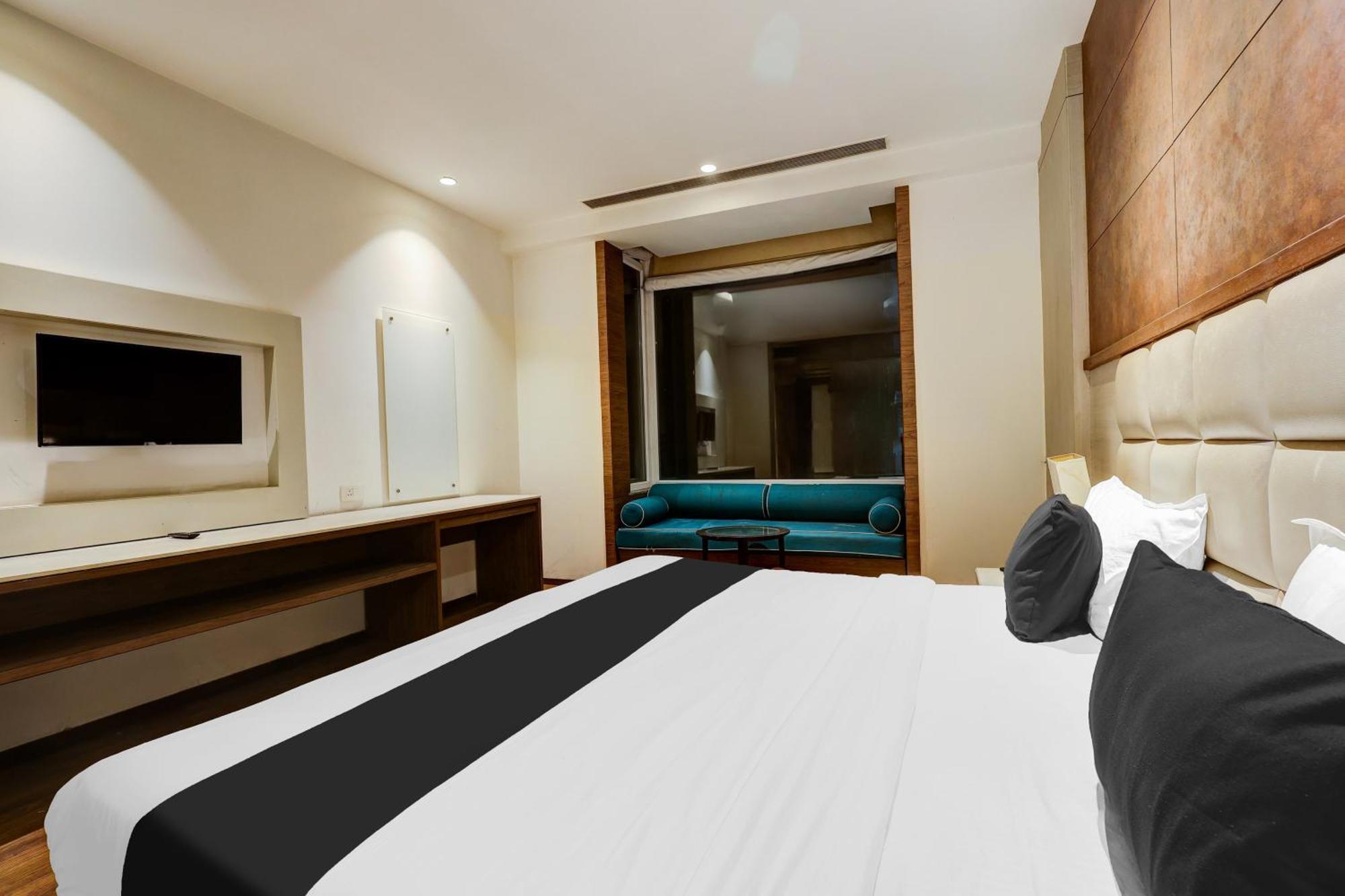 Super Townhouse Chhatarpur Near Metro Park Új-Delhi Kültér fotó