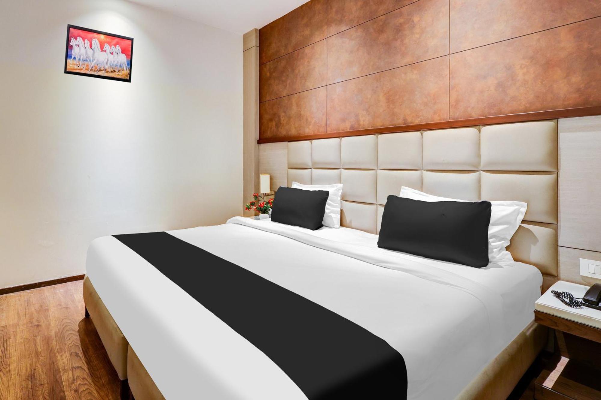 Super Townhouse Chhatarpur Near Metro Park Új-Delhi Kültér fotó