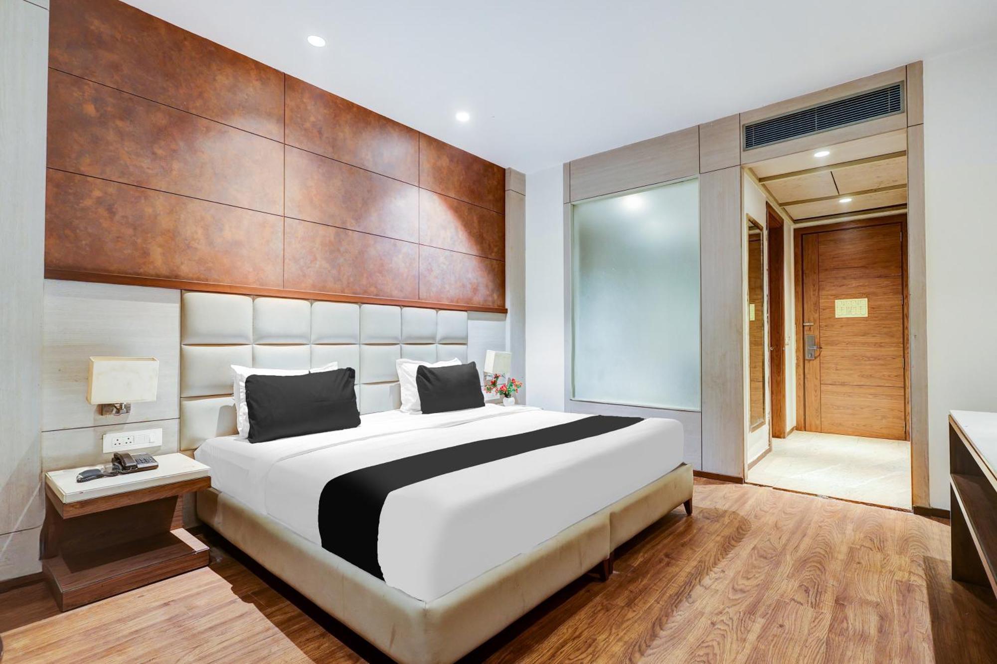 Super Townhouse Chhatarpur Near Metro Park Új-Delhi Kültér fotó