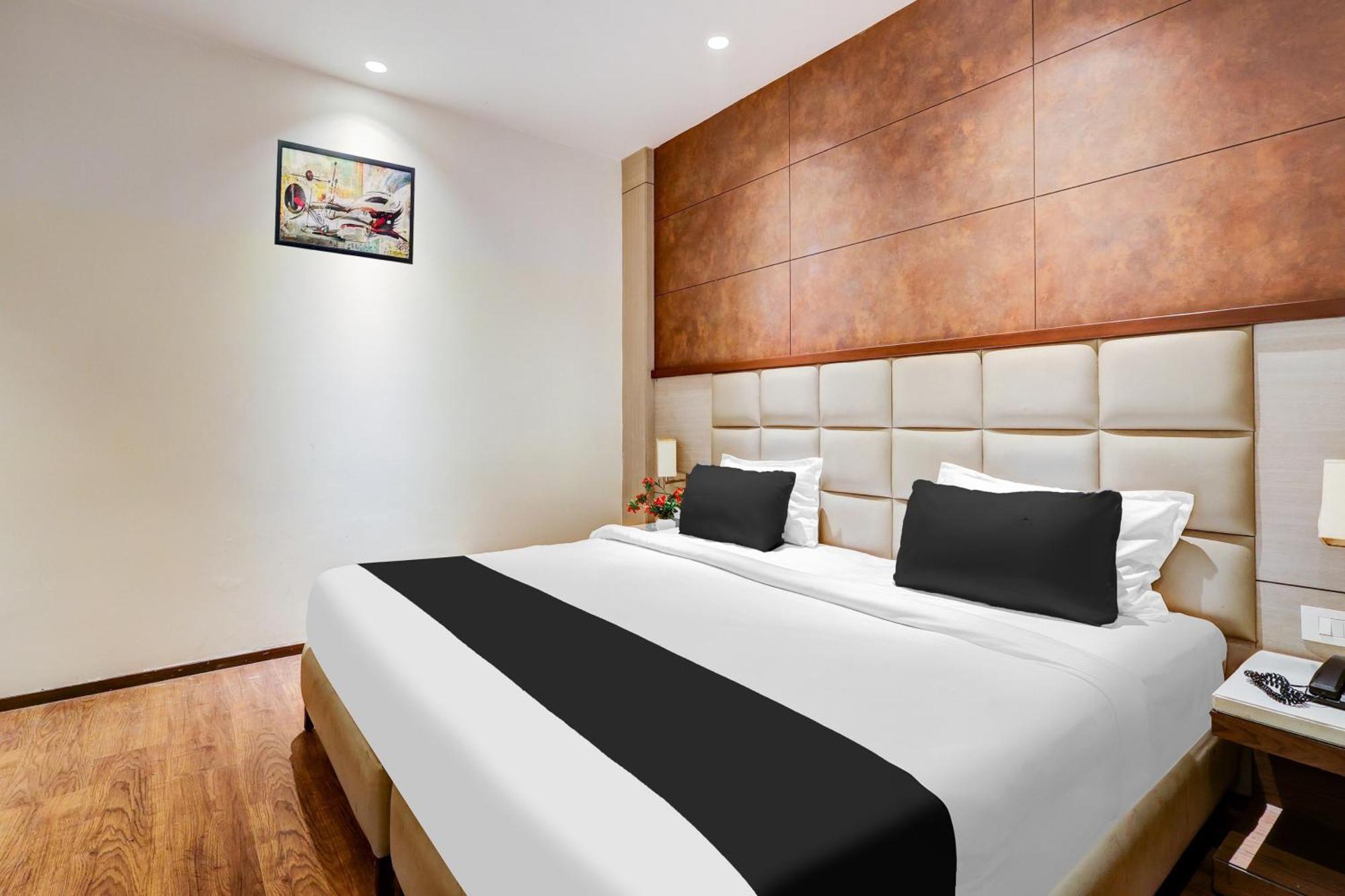 Super Townhouse Chhatarpur Near Metro Park Új-Delhi Kültér fotó